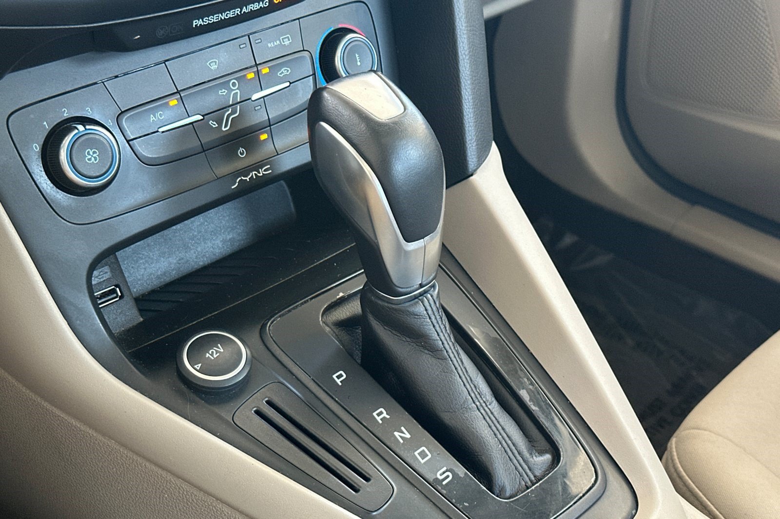 Used 2015 Ford Focus SE w/ SE Sport Package FWD image 25