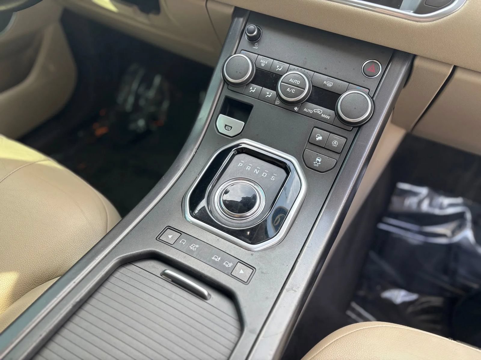 Used 2019 Land Rover Range Rover Evoque SE Premium AWD/4WD image 32