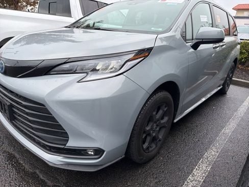 Certified 2025 Toyota Sienna XLE Woodland Edition image 10