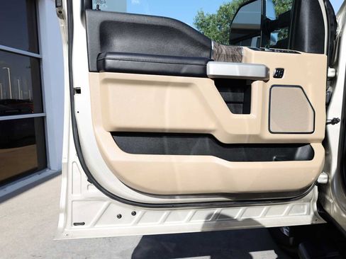 Used 2017 Ford F250 Lariat w/ Lariat Ultimate Package AWD/4WD image 44