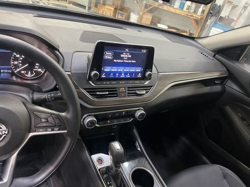 Used 2024 Nissan Altima 2.5 SV FWD image 19
