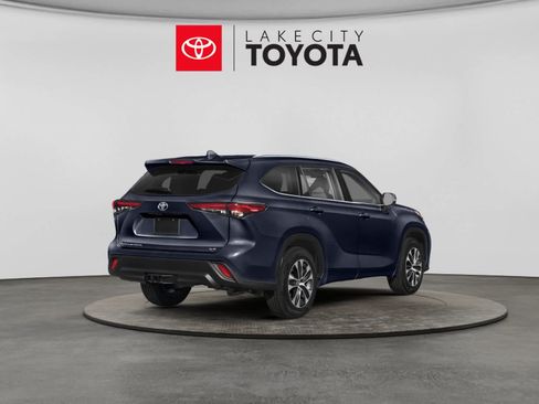 Used 2021 Toyota Highlander XLE FWD image 2