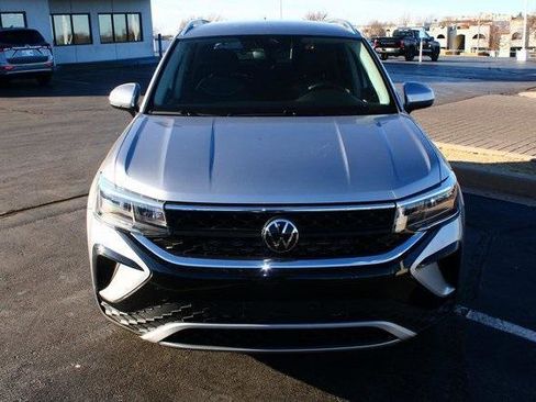 Used 2024 Volkswagen Taos SE image 5