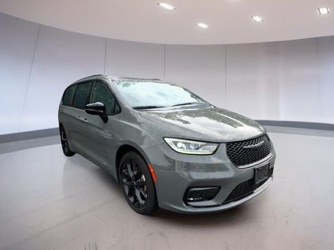 Used 2025 Chrysler Pacifica Limited FWD image 1