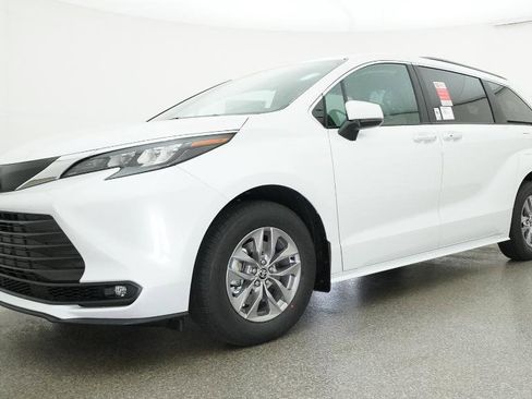 New 2026 Toyota Sienna XLE FWD image 20