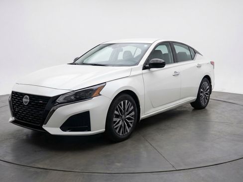 Used 2025 Nissan Altima 2.5 SV image 3