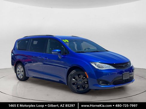 Used 2019 Chrysler Pacifica Limited w/ Advanced Safetytec Group FWD image 1
