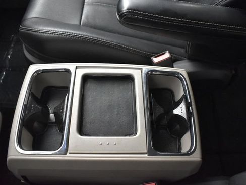 Used 2015 Chrysler Town & Country Touring FWD image 8