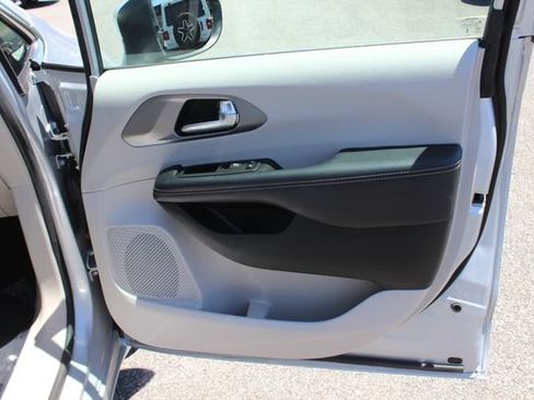 Used 2023 Chrysler Pacifica Touring-L FWD image 30