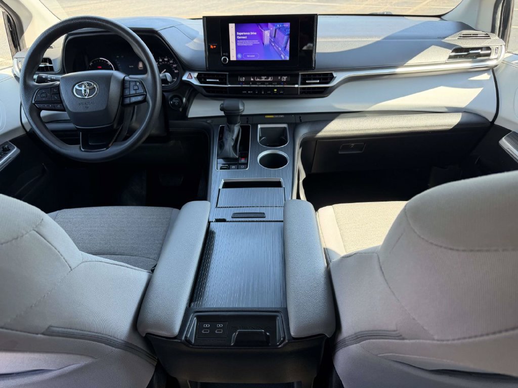 Used 2025 Toyota Sienna LE FWD image 2