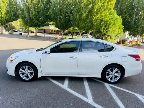 Used 2015 Nissan Altima 2.5 SV w/ Convenience Package FWD image 2