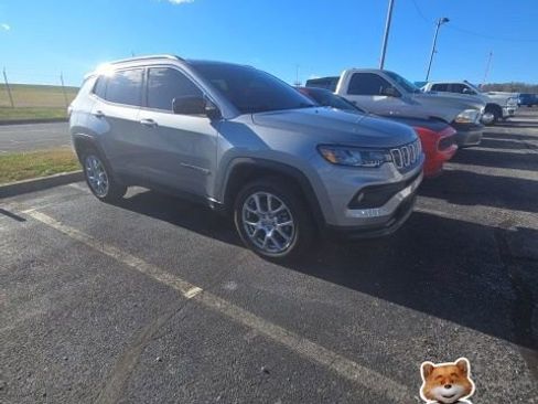 Used 2022 Jeep Compass Latitude image 3