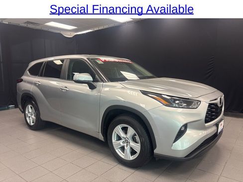 Used 2024 Toyota Highlander LE FWD image 1