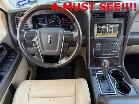Used 2017 Lincoln Navigator Reserve image 12