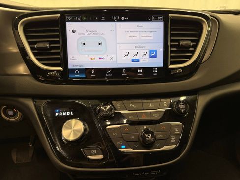 Used 2025 Chrysler Pacifica Select FWD image 14