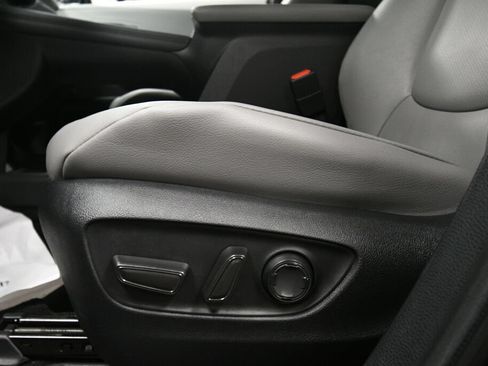 Used 2025 Toyota Sienna XLE FWD image 10
