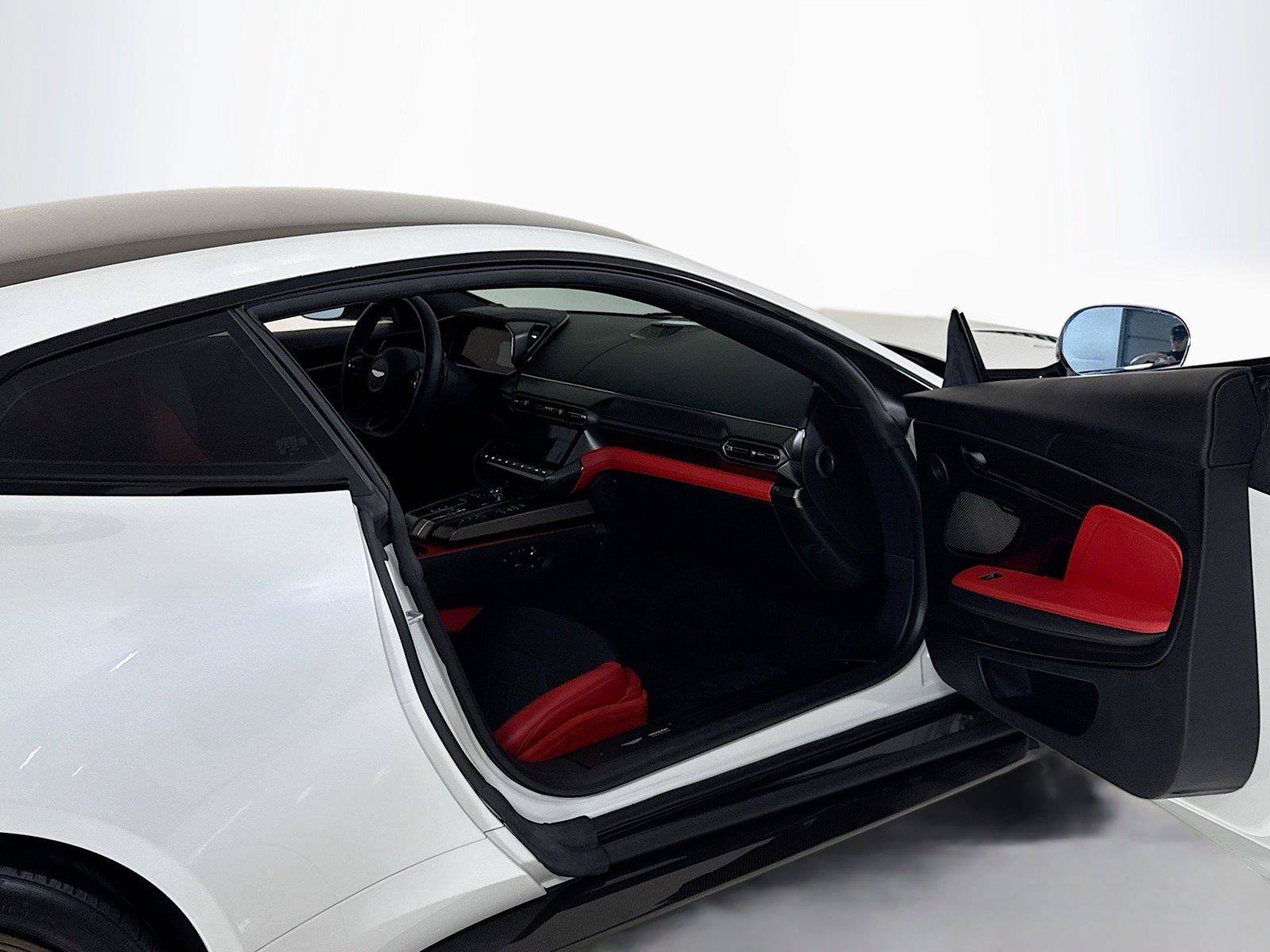 Used 2025 Aston Martin Vanquish RWD image 24