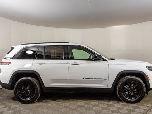 New 2026 Jeep Grand Cherokee Altitude image 14