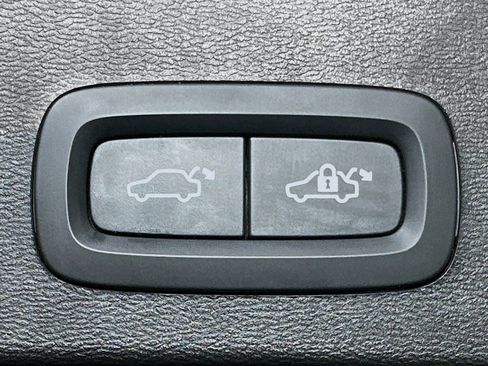 Used 2024 Volvo XC40 B5 Core image 30