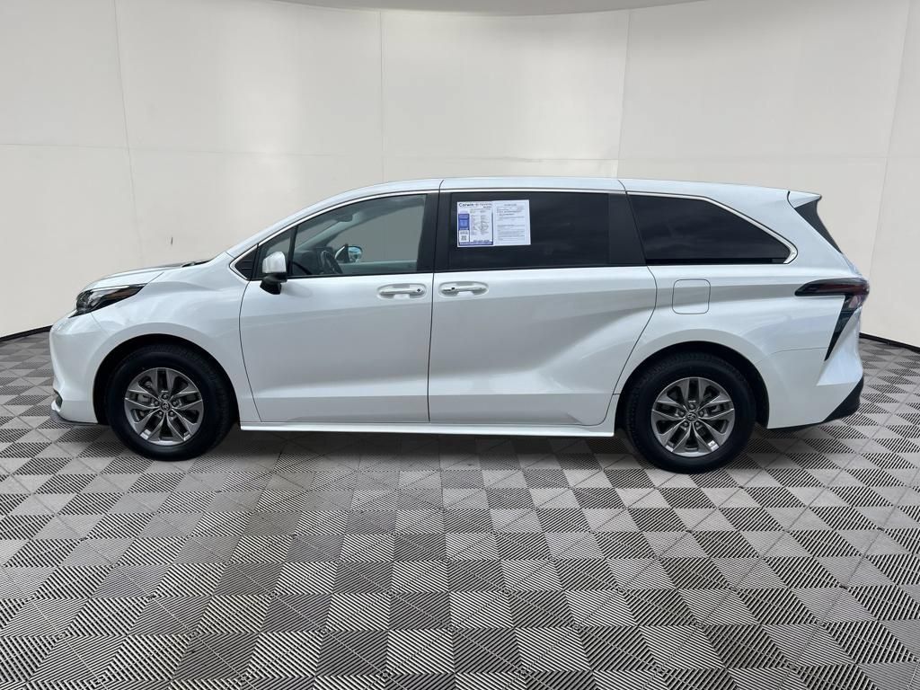 Used 2025 Toyota Sienna XLE AWD/4WD image 4