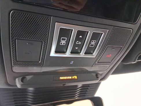 Used 2025 Land Rover Discovery Dynamic SE image 15