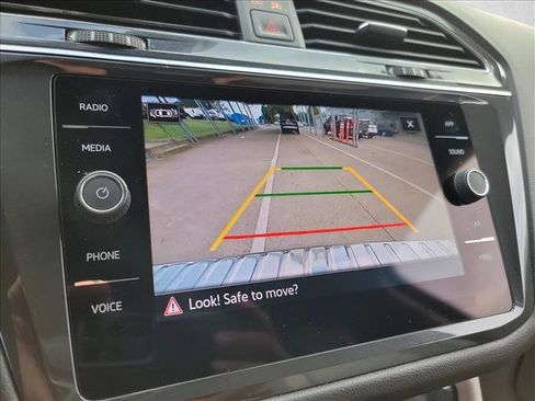 Used 2023 Volkswagen Tiguan SE w/ Panoramic Sunroof Package FWD image 23