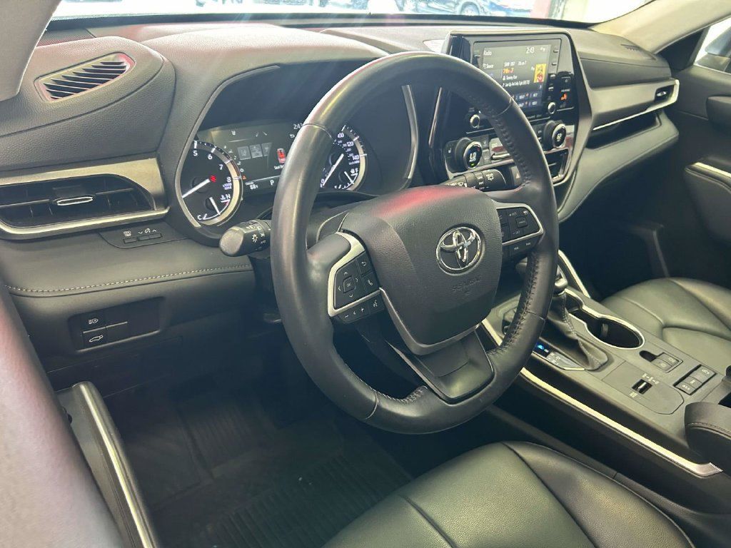 Used 2022 Toyota Highlander XLE FWD image 13