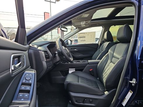 New 2026 Nissan Rogue Platinum w/ Platinum Premium Package image 9