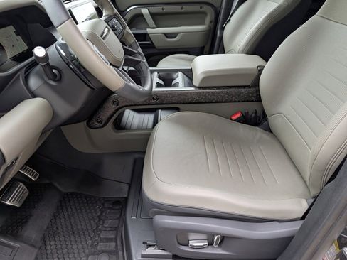 Used 2025 Land Rover Defender 110 image 28