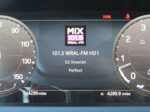 Used 2025 Land Rover Defender 110 X-Dynamic SE image 23