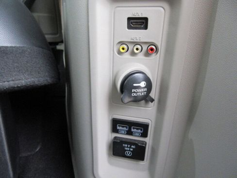 Used 2016 Chrysler Town & Country Touring image 29