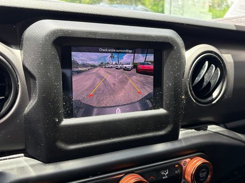 Used 2023 Jeep Gladiator Sport AWD/4WD image 3