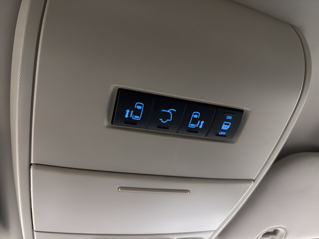 Used 2015 Chrysler Town & Country Touring FWD image 22