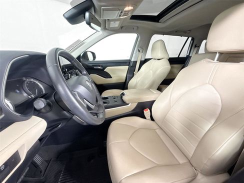 Certified 2024 Toyota Highlander XLE FWD image 3