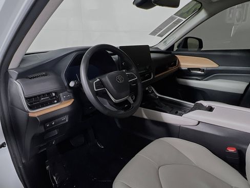 Used 2024 Toyota Grand Highlander Limited image 30