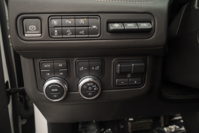 Used 2023 GMC Yukon Denali Ultimate AWD/4WD image 12