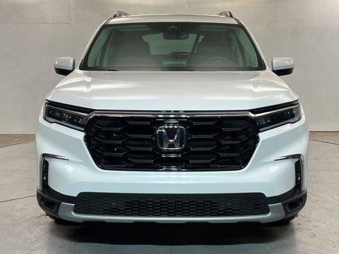 Used 2025 Honda Pilot Touring image 9