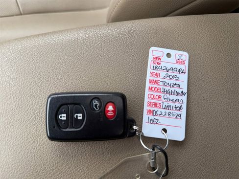 Used 2013 Toyota Highlander Limited image 30