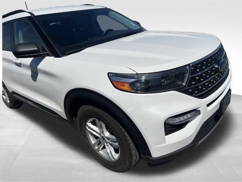 Used 2022 Ford Explorer XLT w/ Equipment Group 202A AWD/4WD image 6