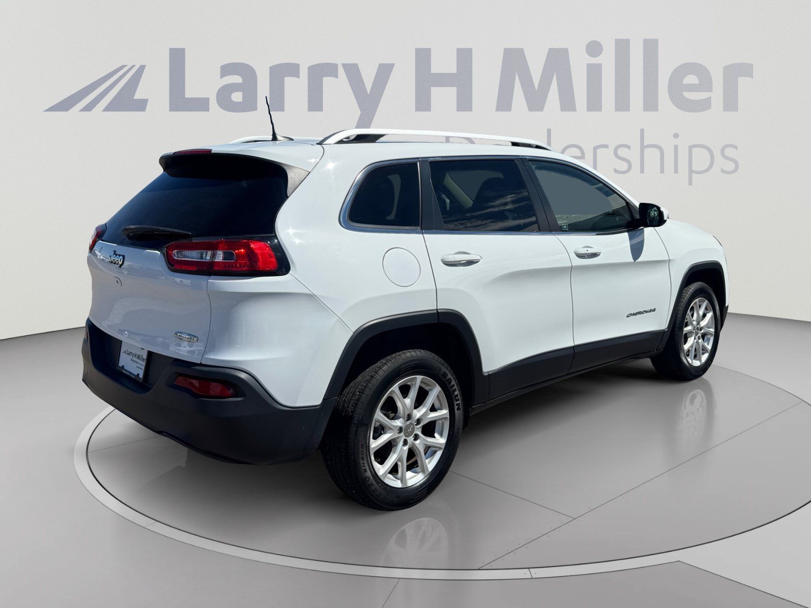 Used 2018 Jeep Cherokee Latitude Plus w/ Comfort/Convenience Group FWD image 5