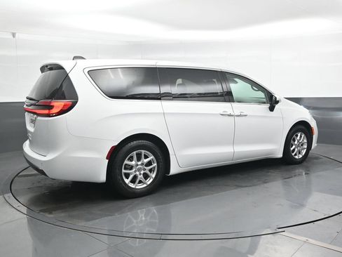 Used 2023 Chrysler Pacifica Touring-L FWD image 2
