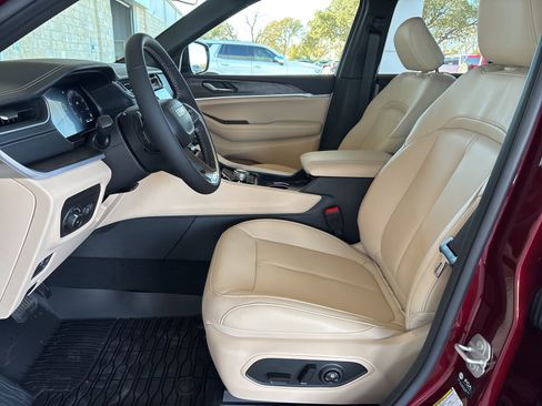 New 2025 Jeep Grand Cherokee Limited image 11