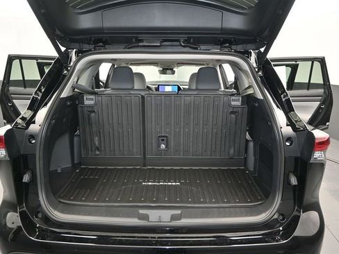 Used 2026 Toyota Highlander XLE image 15