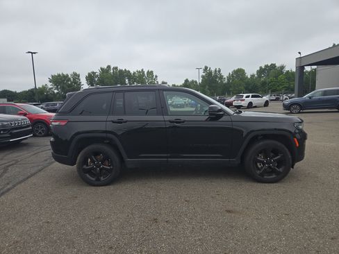 Used 2024 Jeep Grand Cherokee Altitude AWD/4WD image 4