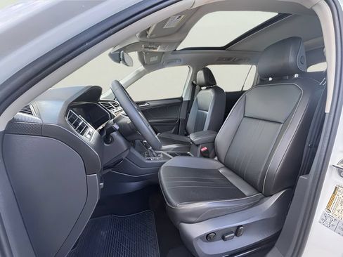 Used 2022 Volkswagen Tiguan SE w/ Panoramic Sunroof Package FWD image 34