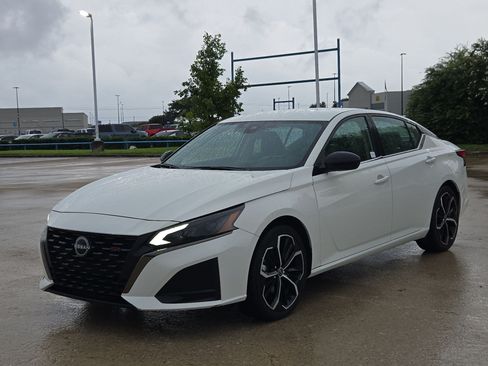 Used 2024 Nissan Altima 2.5 SR FWD image 8