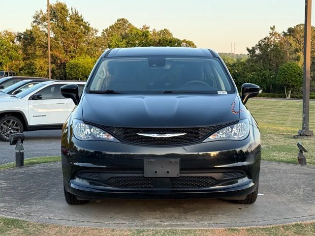 Used 2023 Chrysler Voyager LX FWD image 2