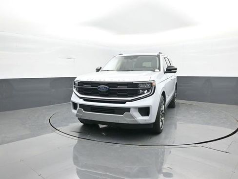New 2026 Ford Expedition Platinum image 3