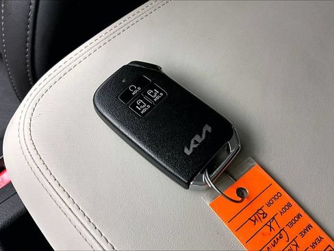 Used 2024 Kia Carnival LX FWD image 12