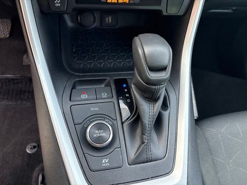 Used 2025 Toyota RAV4 XLE AWD/4WD image 19